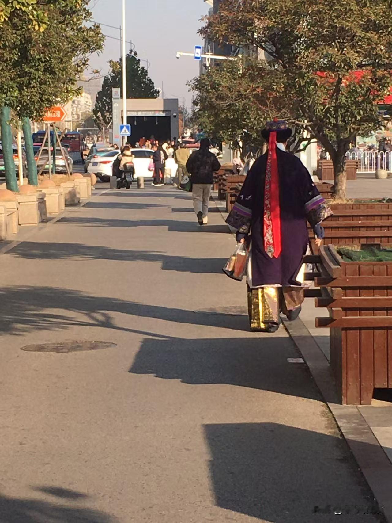 就这身衣服说实话，我隔壁单元一个女的去世就穿的和这衣服一样的。从我身边过去的时候