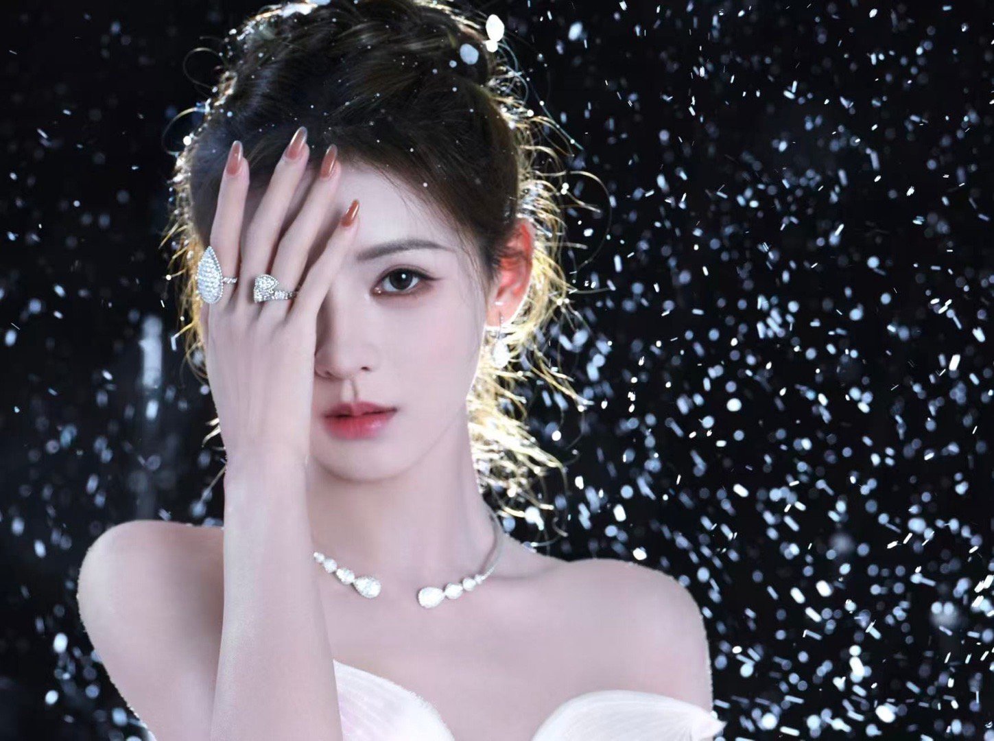 张予曦 雪中花 一袭粉裙似花瓣舒展，于雪色间翩跹，背影都带着浪漫与灵动，仿佛冰雪