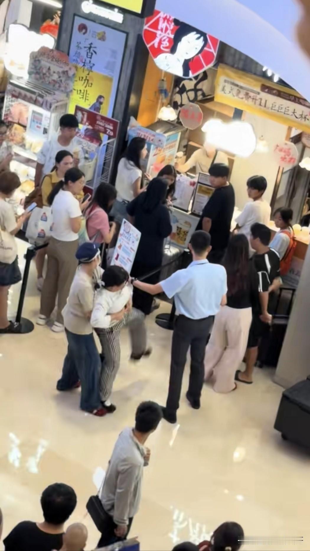就因为这个女的排队的时候 ，后面那个穿黑衣服的男生不小心碰到她的行李箱了 ，然后