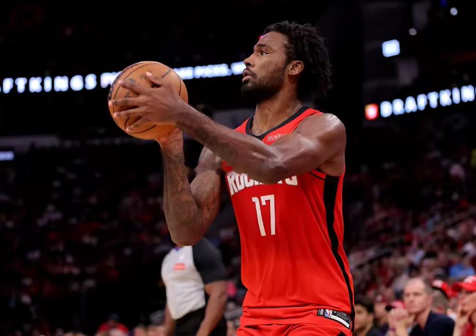 NBA常规赛继续进行，火箭主场92-100输给湖人。伊森本场依旧状态糟糕，11投