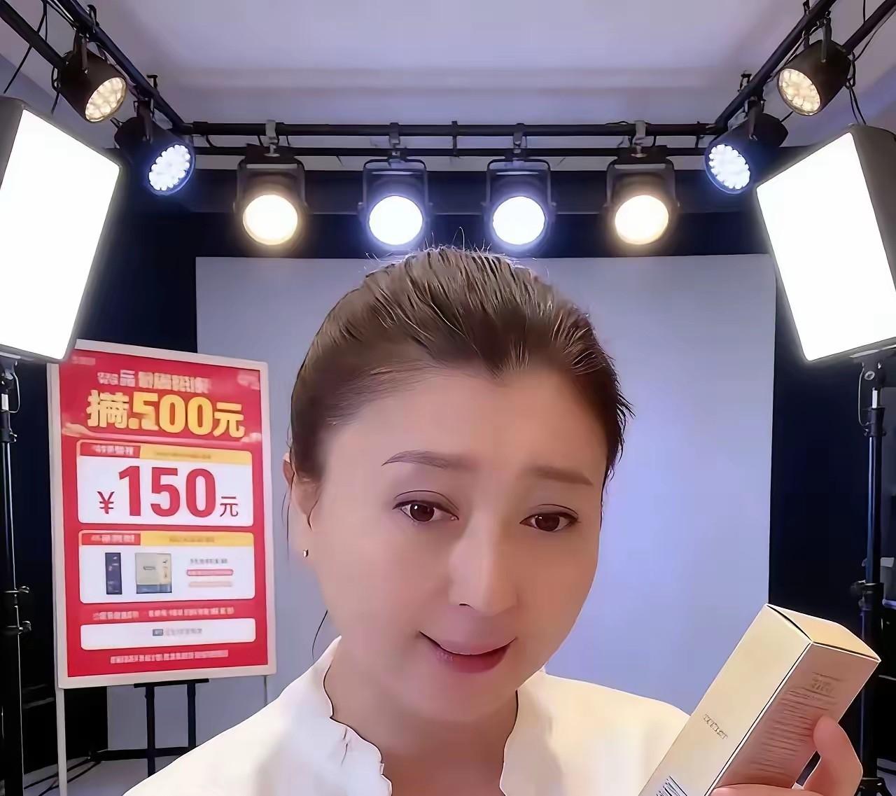 闫学晶昨晚开播了，卖29.9的洗衣液。
满屏弹幕骂声一片，她却完全不受影响！
心