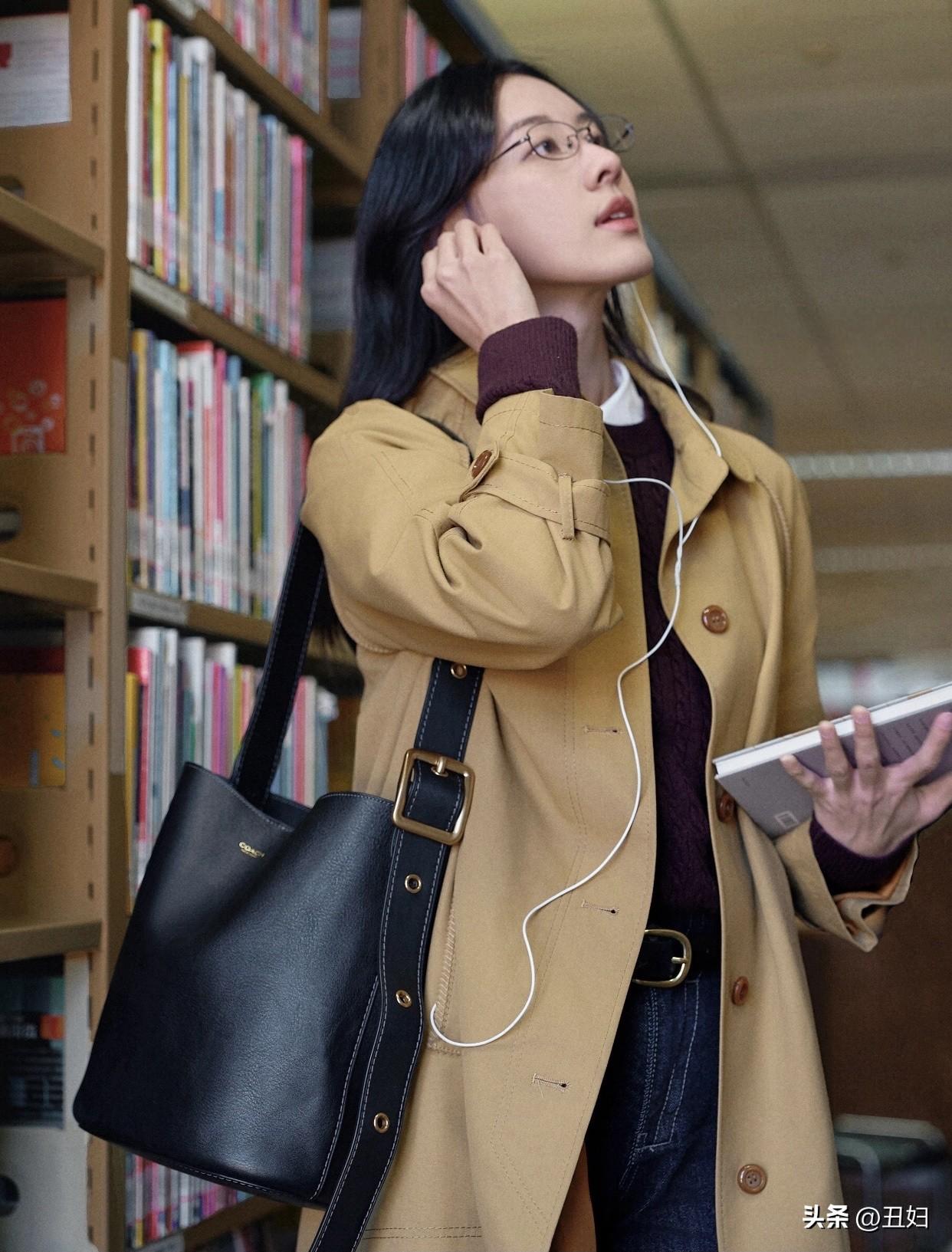 女人如何穿出含蓄的性感?女人想要穿出含蓄的性感，卡其色大衣配牛仔宽松裤是个绝佳选