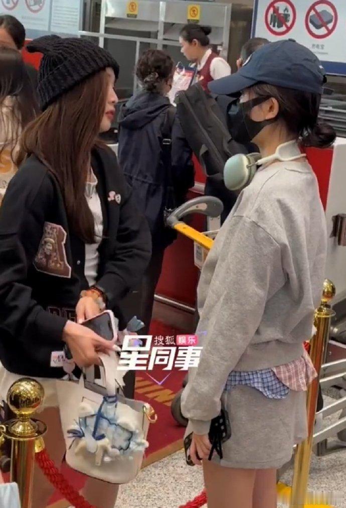 吴宣仪陈卓璇机场偶遇吴宣仪出发录浪姐，结果在机场被陈卓璇 “突袭” 贴贴拥抱～这