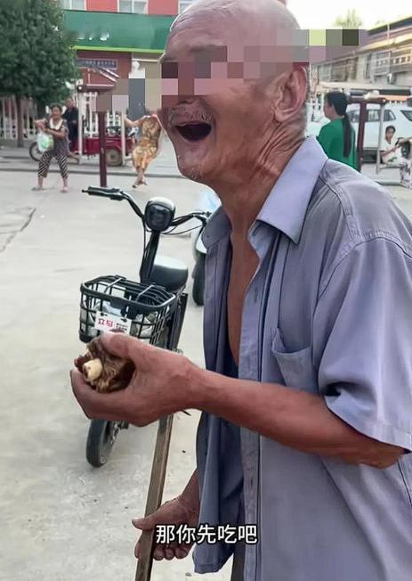 泪目了！河南一拾荒老人，在卤肉摊前看了好久都不舍得走，老板见状问他是不是想吃？老