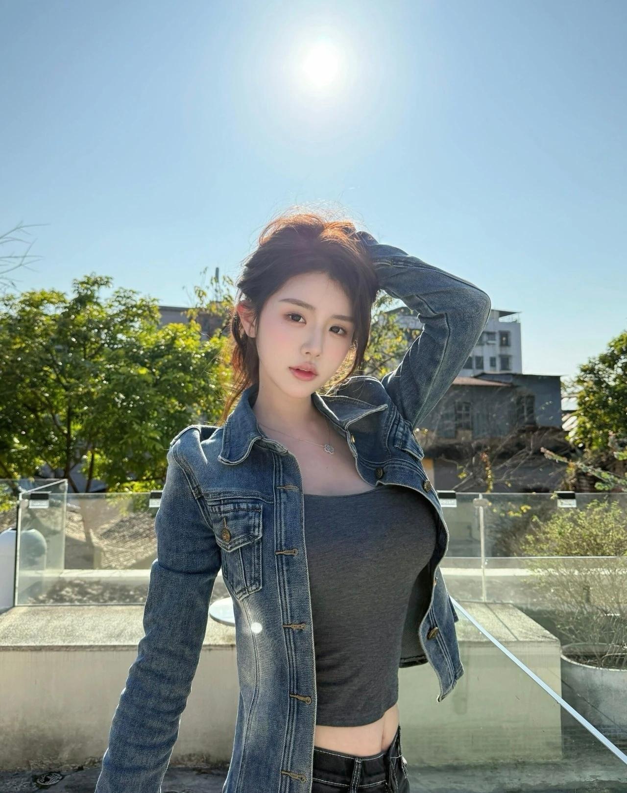 阳光下的牛仔少女，青春洋溢的气息！牛仔裤穿搭牛仔裤美照 牛仔裤女子 牛仔裤姑娘 