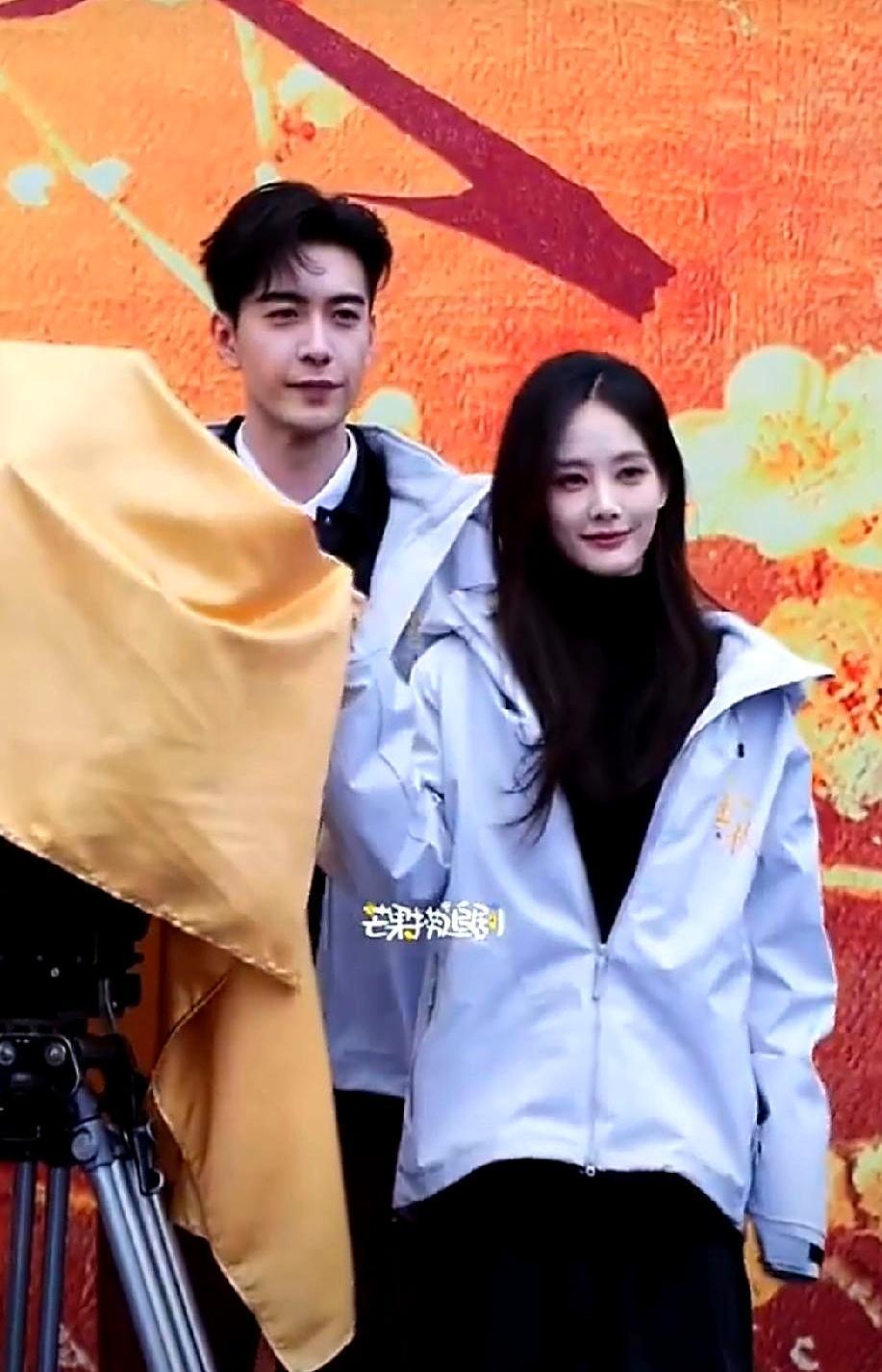 陈星旭对着话筒说：“来之前，没人通知我背稿。”
 
现场空气瞬间凝固。李一桐脸上