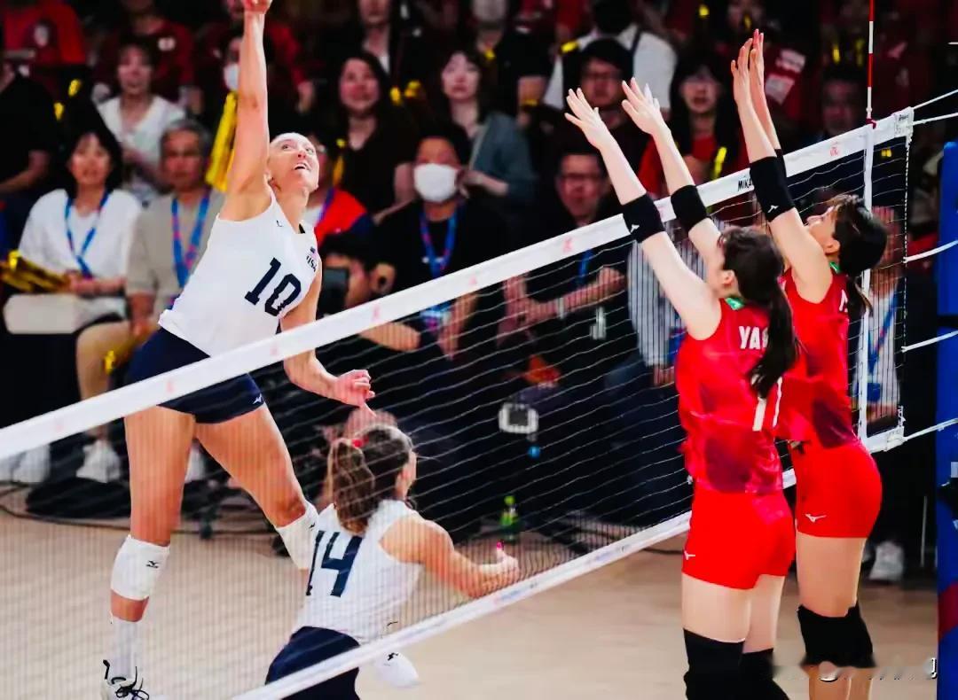 随着美国女排3-0横扫日本女排，挤掉荷兰女排，拿到最后一张总决赛门票，晋级女排世