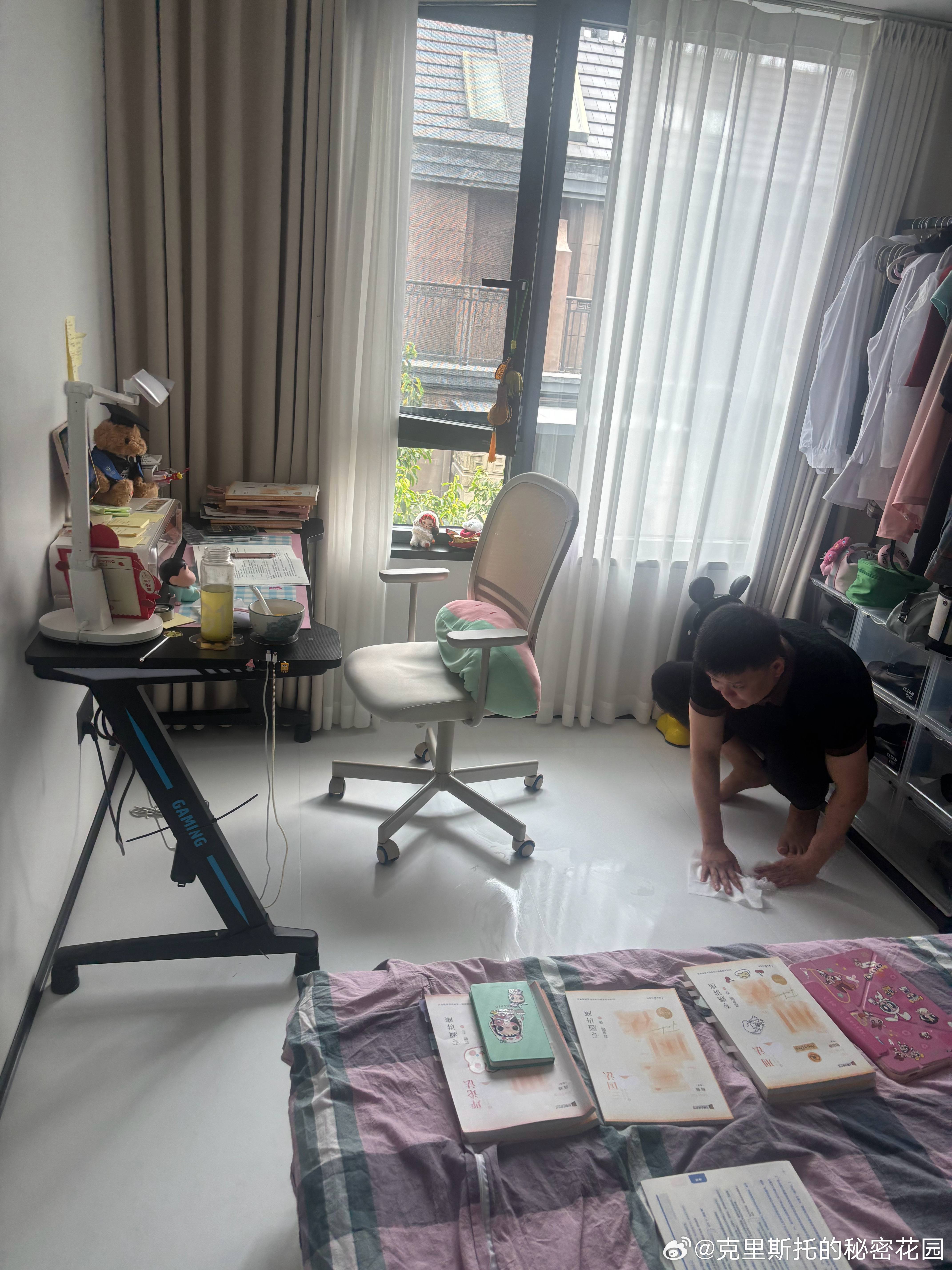 我真服了 我老公进我小书房没穿鞋 带进来一股臭脚味，我现在让他给我擦地 