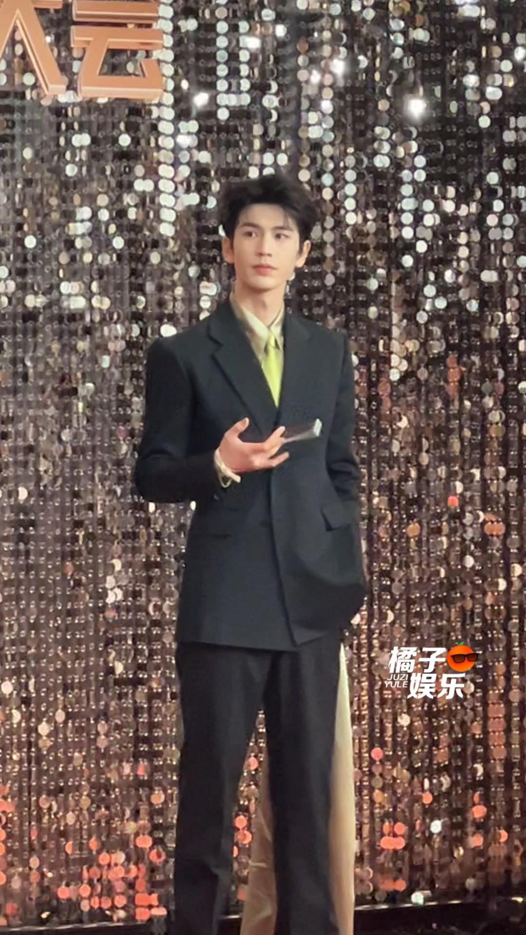 张凌赫漫不经心地转纸牌谁苏成啥了[流鼻血]张凌赫漫不经心地转纸牌 ​​​