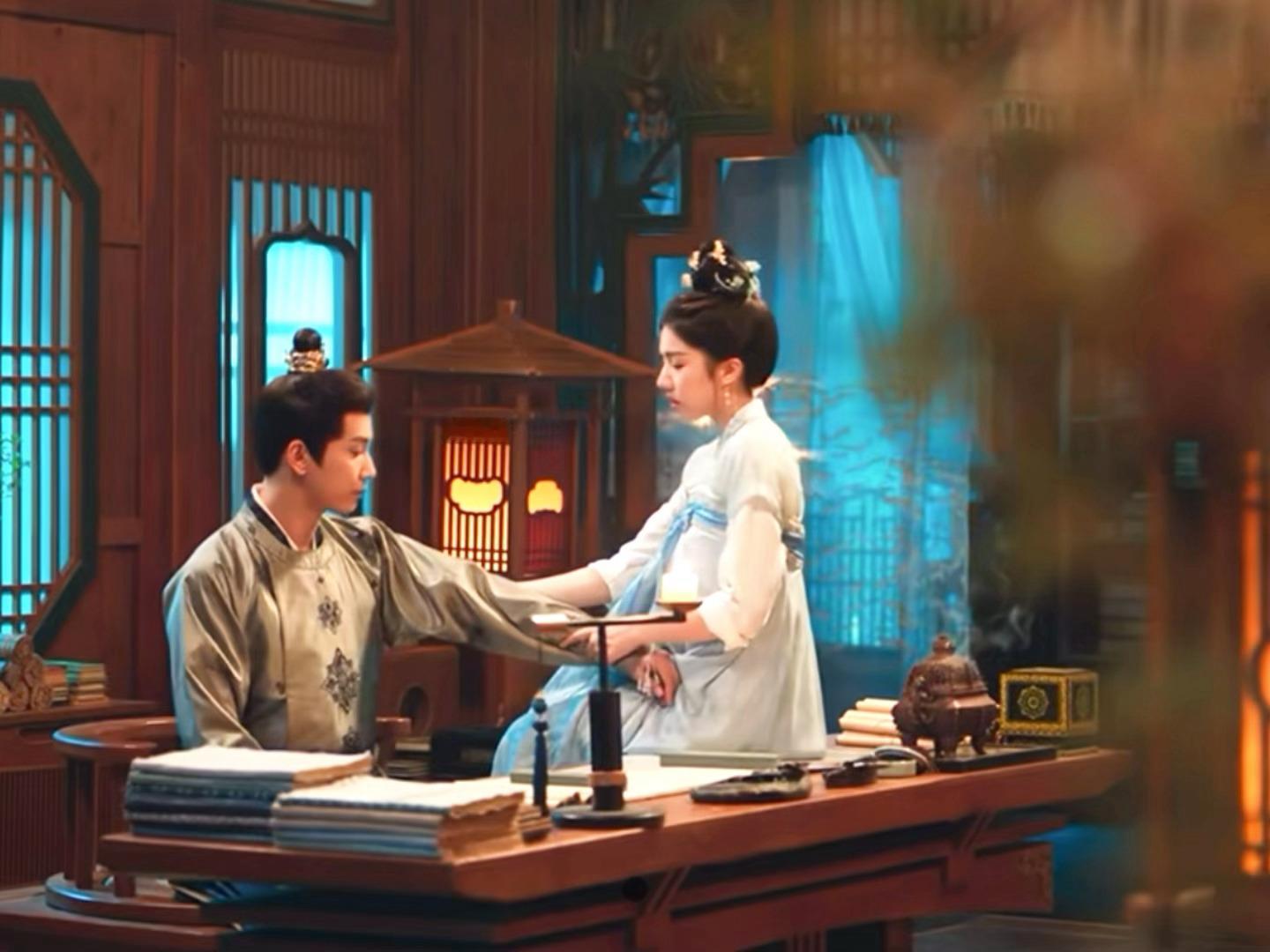 萧瑾瑜和楚楚好妙好自然的婚后夫妻生活楚楚特别自然的坐到萧瑾瑜桌子上给他揉胳膊分担