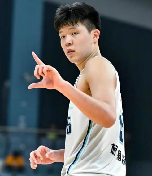 杨瀚森从世预赛回到开拓者，第一堂训练课看起来很放松，外线还连续命中三分。几天前，
