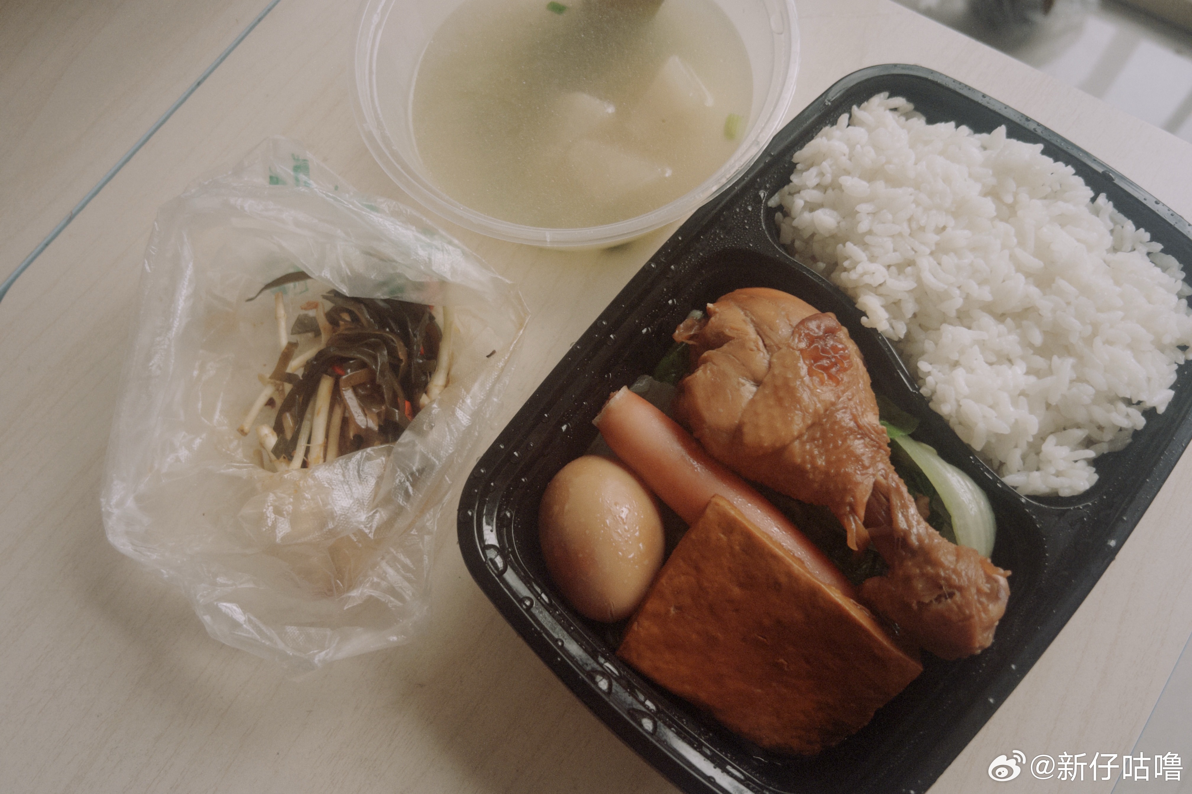 昨天点的外卖，卤鸡腿、豆干、卤蛋、小香肠全给你配齐，还送一碗热乎的萝卜汤，连小菜