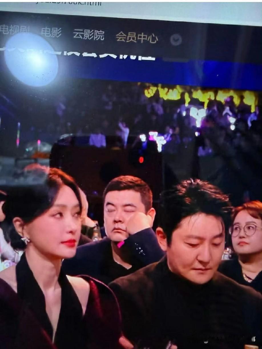 爱奇艺尖叫之夜尹涛导演睡着也太真实了吧！这才几点啊就困到打盹，说到底还是太无聊+