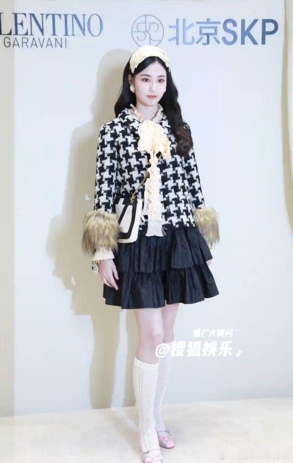 很多人说徐艺洋和黄子韬结婚是成功取得了幼.师.资.格.证，有的甚至开玩笑说徐艺洋