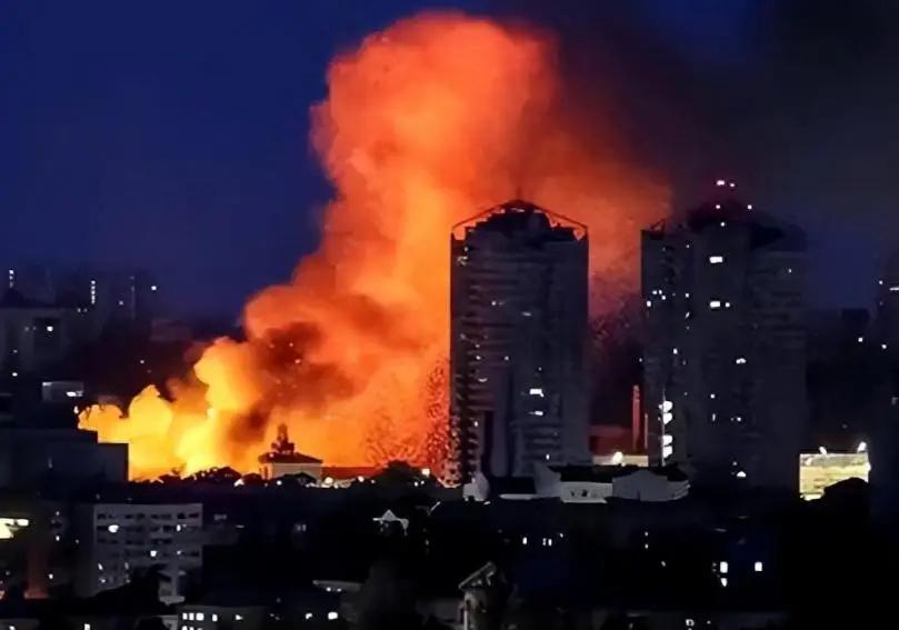 打了四年多，俄军总算摸到了乌克兰的死穴。铁路炸了，没多久就能修好；可大型购物中心