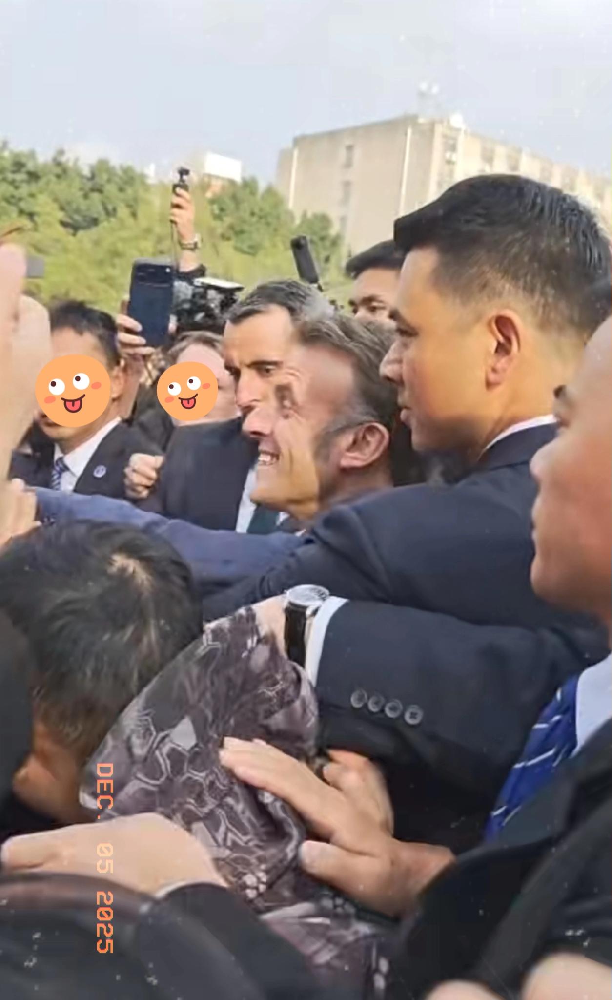 看视频我都替保镖捏把汗！
马克龙这趟成都行，确实有点“不像话”。

大半夜的不去