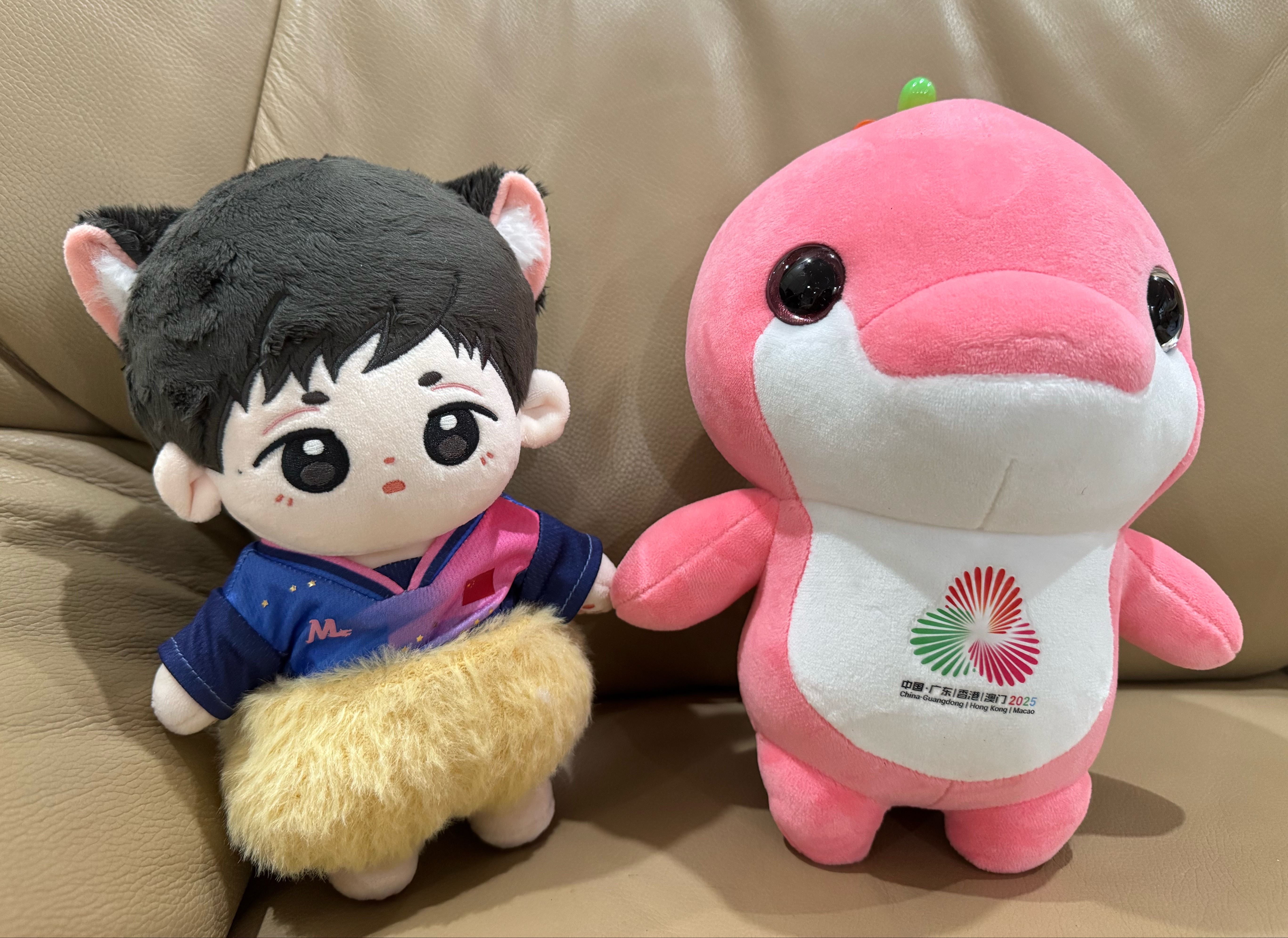 有的宝宝能举起一只鸡 有的宝宝只能和她手拉手 