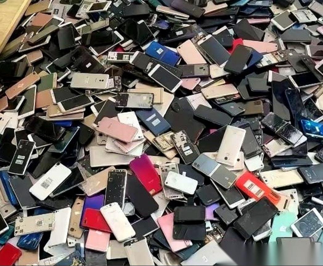 高价收手机这事儿，千万别碰。
他们嘴里说的“提炼黄金”，从头到尾就是个幌子。真正