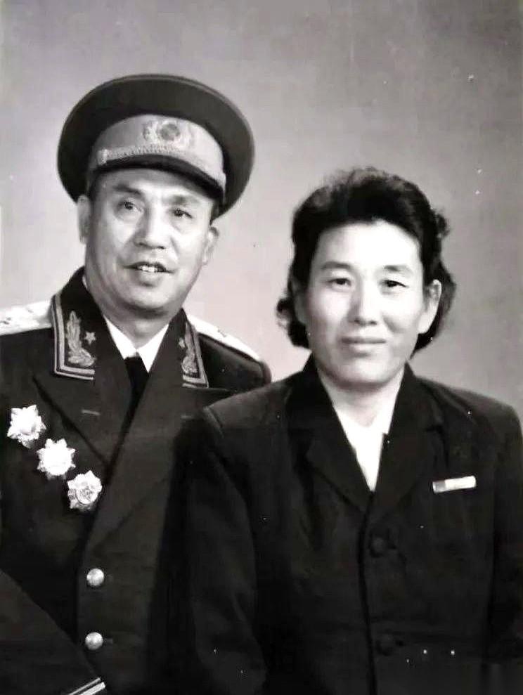 新婚之夜，他没碰自己的新娘。
屋里就俩人，他坐在炕边上，憋了半天，跟她说：“把你
