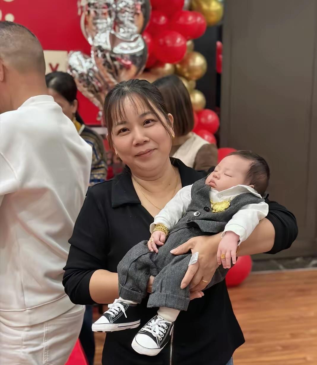 "50岁还能当妈？这简直是奇迹！"当我抱着刚出生的女儿时，手都在抖——这个用六万