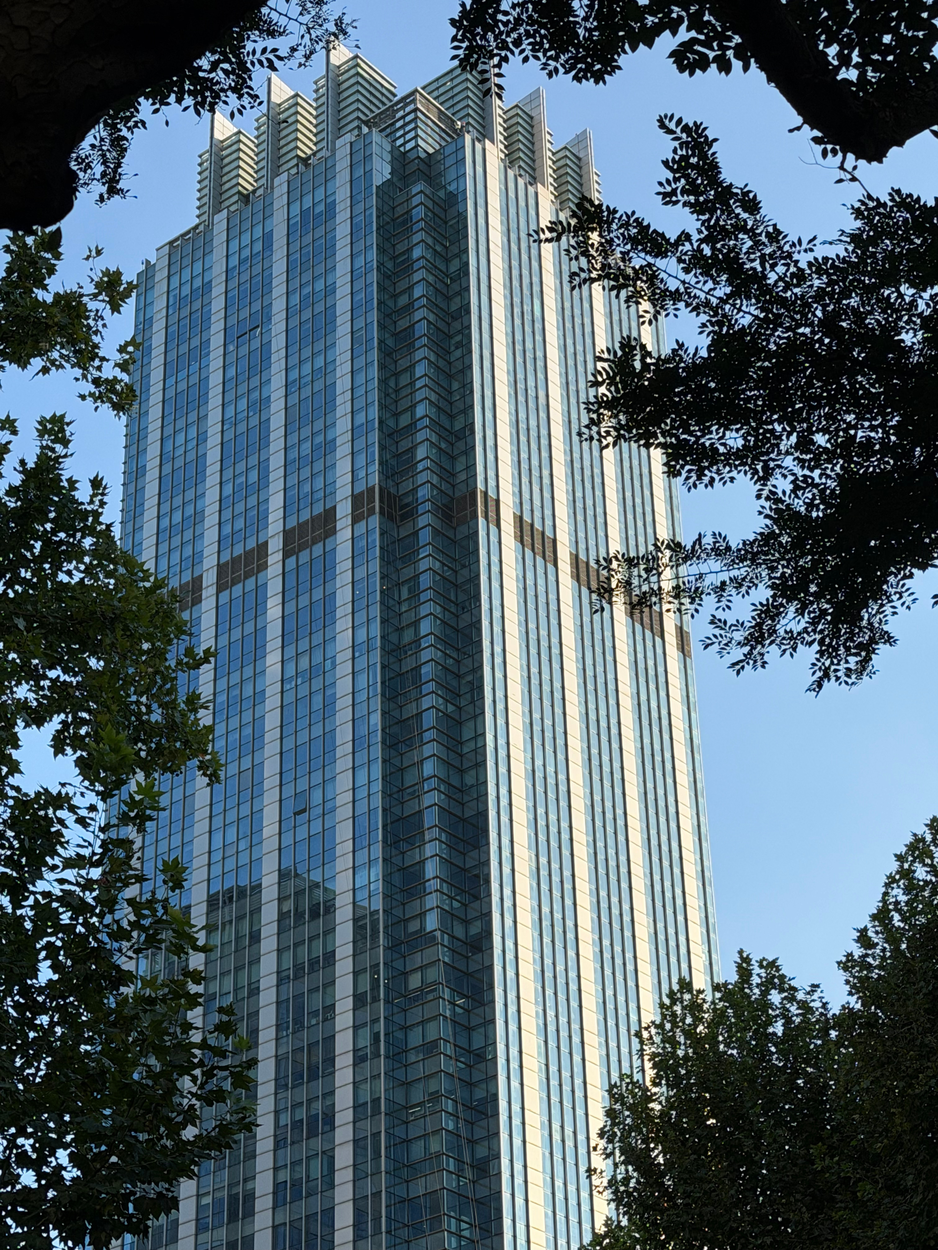 以前在这栋楼，他们喊我 Steve每天在茶水间和 Jennifer对客户 Bri