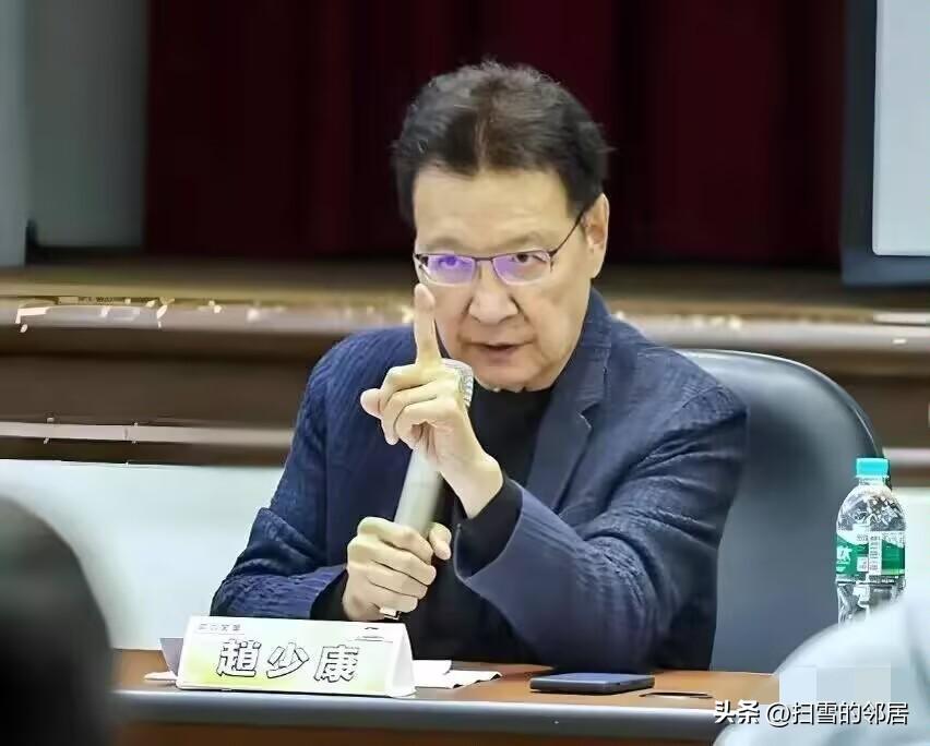 真是笑到肚子痛！得知国民党主席郑丽文即将受邀访问大陆的消息后，台湾那位所谓媒体人