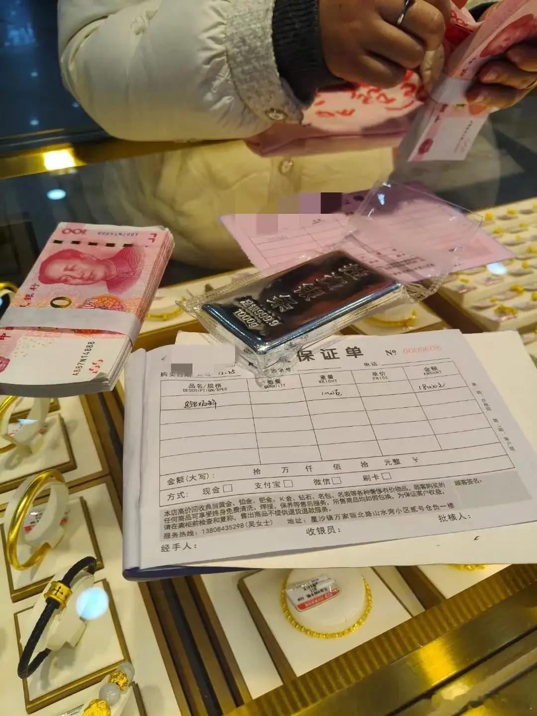 白银大涨原因现在黄金已经炒的起飞，开始囤白银了，那天去买金首饰，看到铂金也已经涨