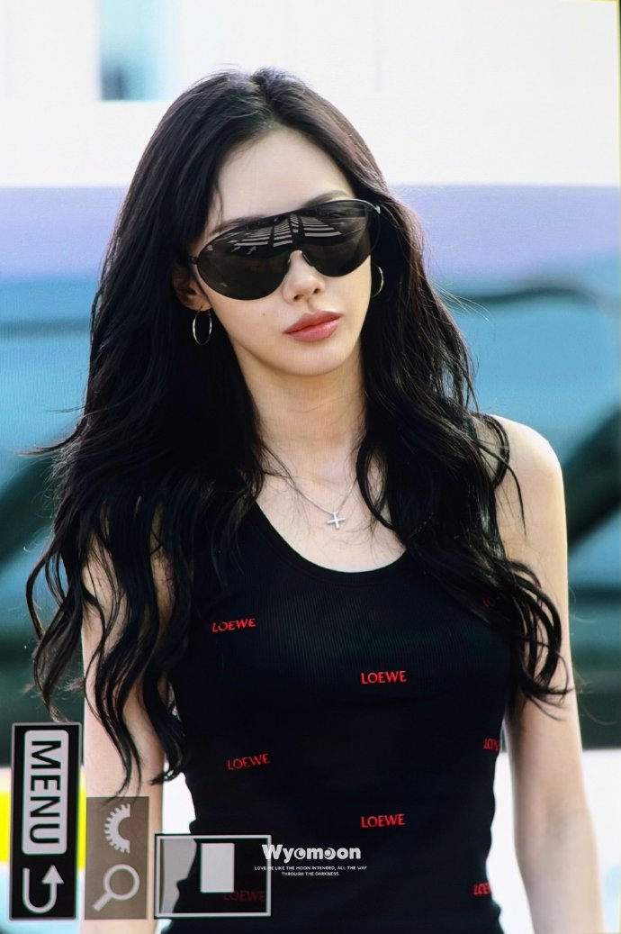 Giselle今日机场铆钉皮裤搭配修身背心完全就是妈妈级别