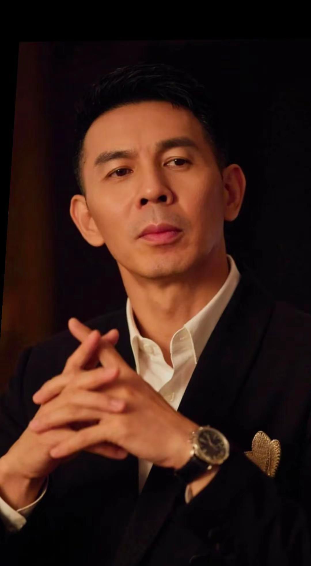 生活本身就是残酷的，我们总是在苦中作乐。但正是这种苦中作乐的韧性，构成了我们最真