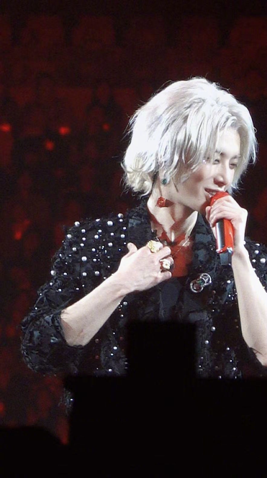 华晨宇唇印华晨宇你是真的敢啊！ 醒目到移不开眼，银发+暗黑珍珠造型，再配上颈间一