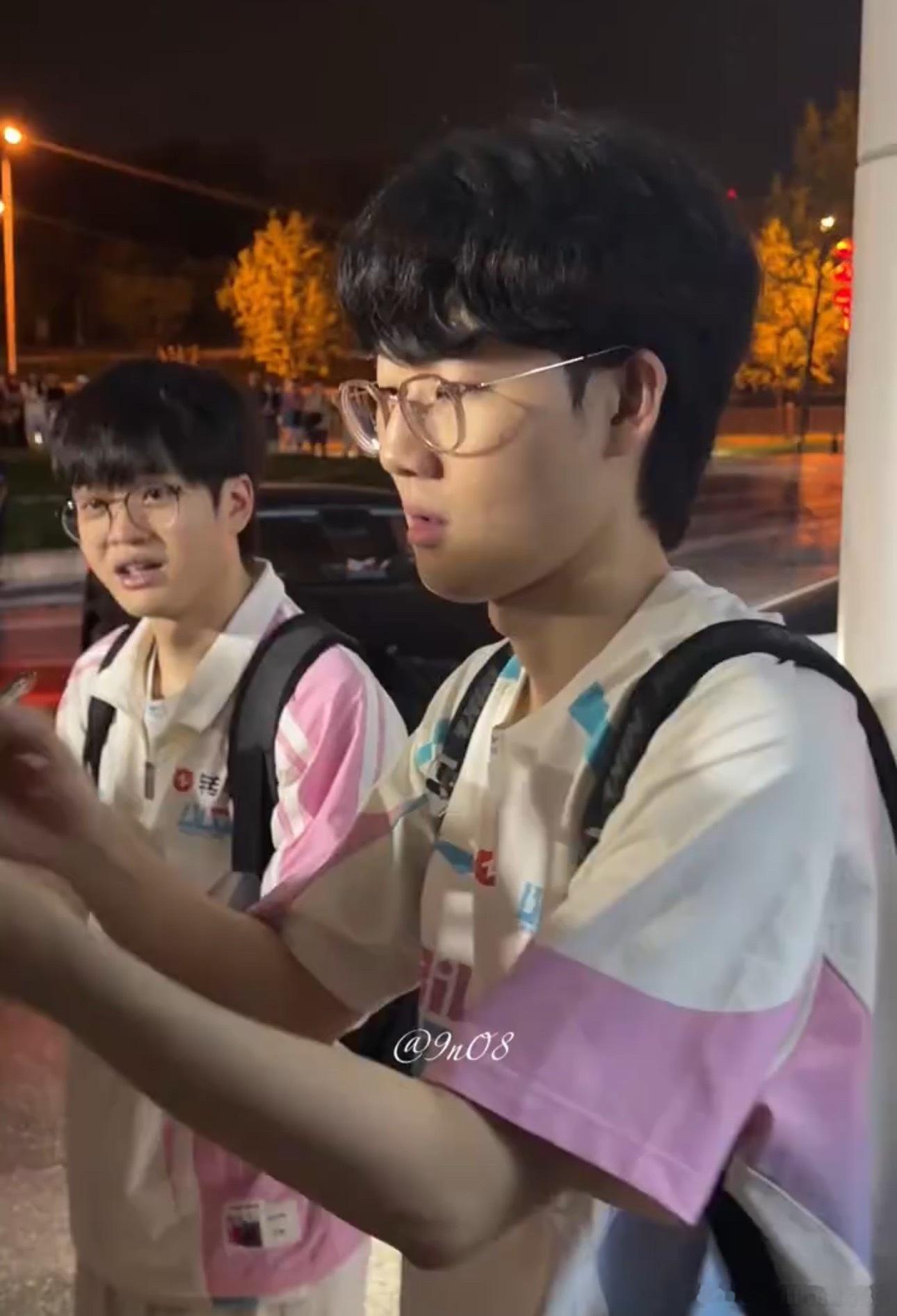 有点kdl 蘑菇头小个子和高冷韩男。 