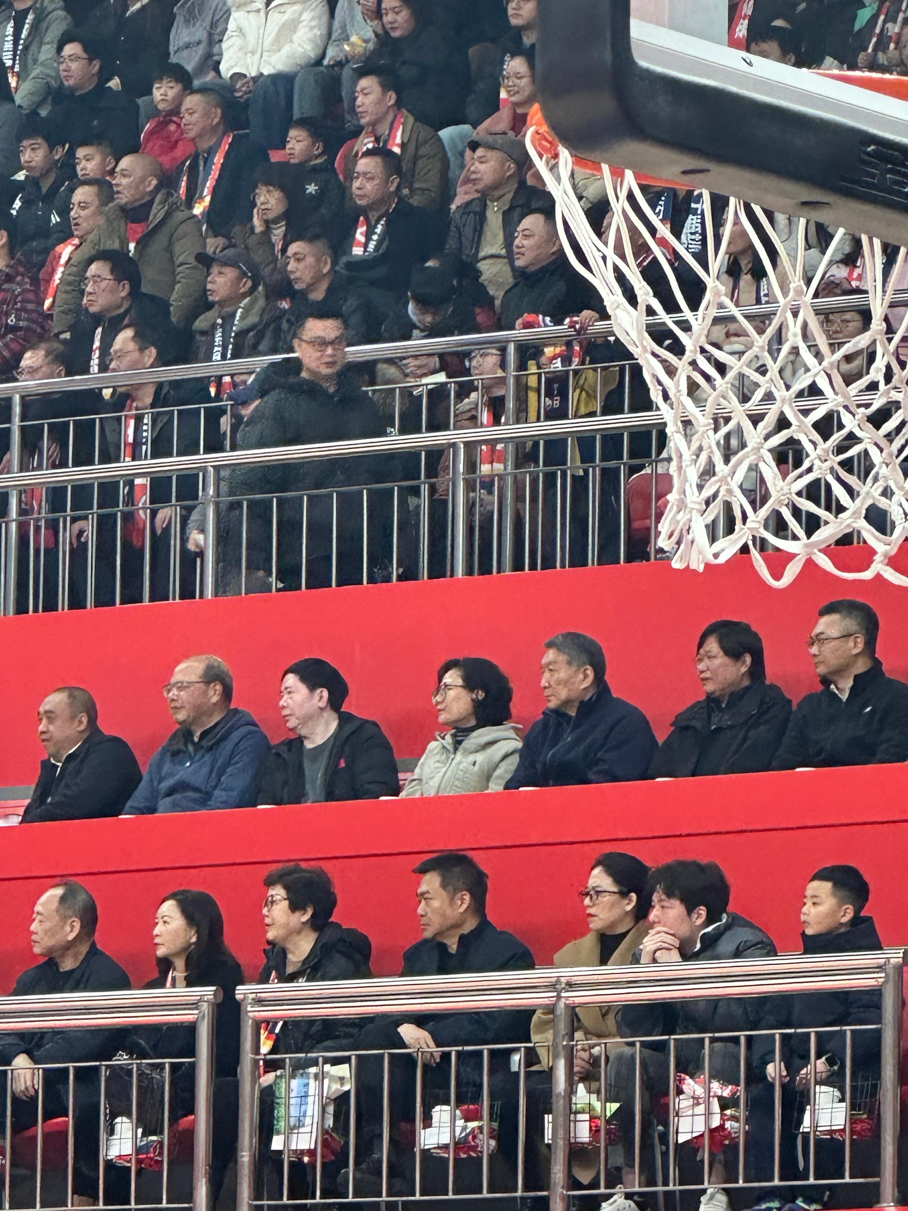 中国女篮主帅宫鲁鸣现场督战，观看WCBA常规赛四川蜀道远达VS武汉盛帆黄鹤的比赛