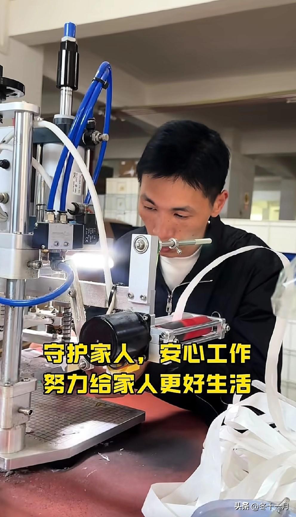 原来，网传李鑫在内衣厂上班打工是真的，李鑫就是干图中这样的活。他在内衣厂打工，每