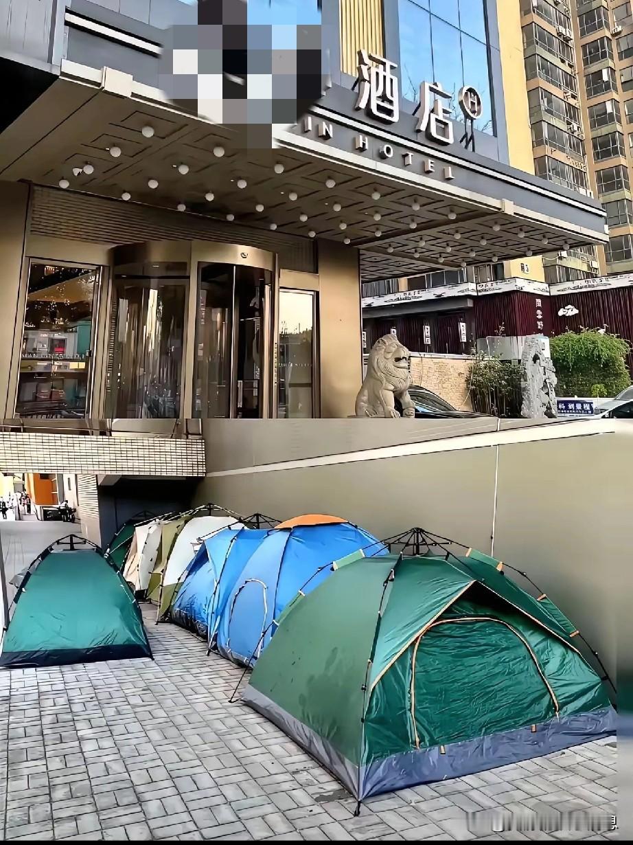 国庆假期有人街头搭帐篷过夜，根源在于酒店民宿集体坐地起价。这种现象反映出大众对酒