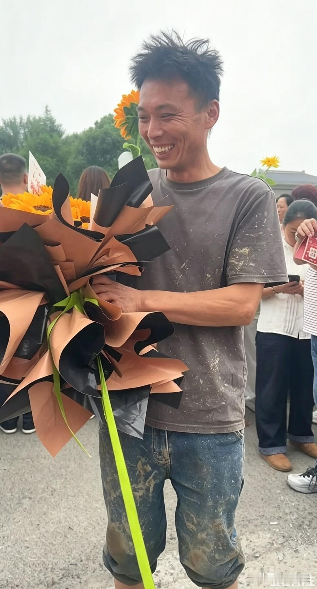 一身泥水捧花等候！

阜阳父亲的模样

刷屏网络

考场外人人衣着光鲜，唯独他满