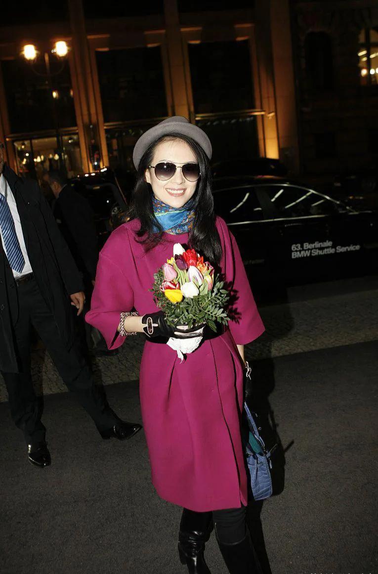 章子怡穿“玫红”大衣减龄又高级，配小礼帽真洋气， 减龄靓丽魅力不减！知性优雅，看