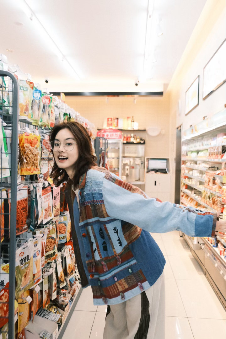 便利店里能买到最平价的幸福当一个人在嘴馋的时候发现便利店那完全不亚于老鼠进了米缸