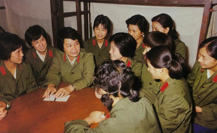 1981年，第一批女飞行员秦桂芳（左四）向第五批女飞行员讲传统的场景。秦桂芳于1