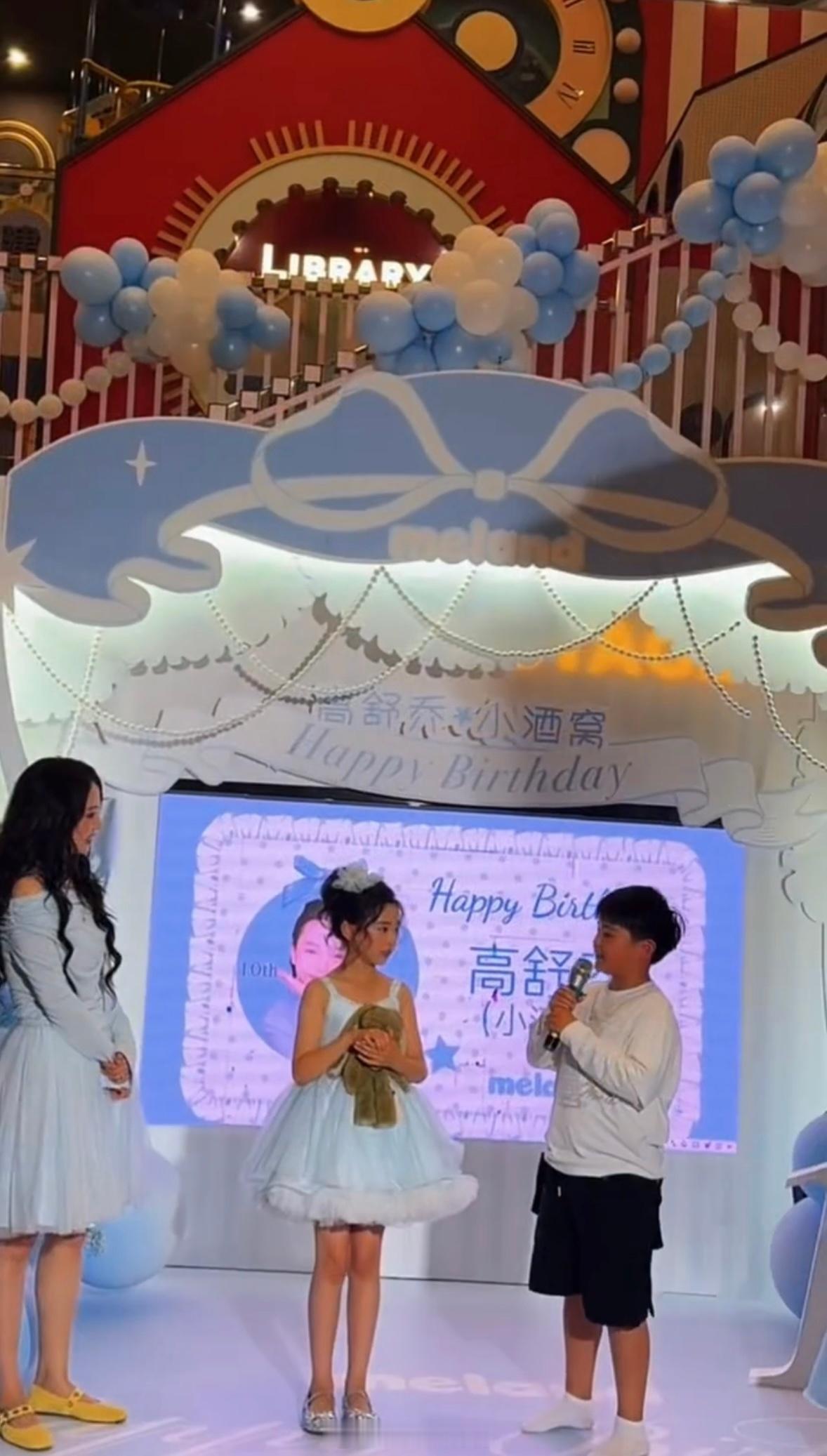 小酒窝抱着missu兔好萌 小酒窝生日会上抱着missu兔子的样子真的太萌了，小