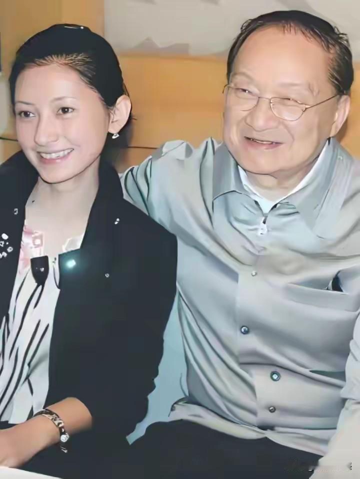 金庸先生和他的第三任妻子，虽然年龄上有一定的差距，但是两个人长的有点夫妻相，尤其