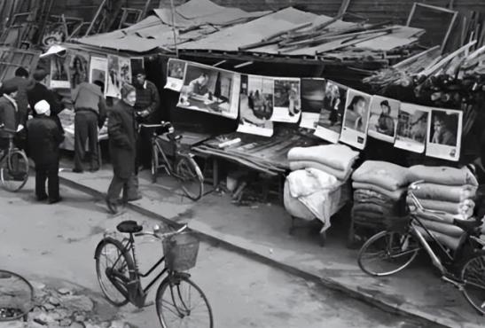 1952年，北大一教授，路遇一女子贩卖字画，他随手拿起一幅打开，却忽然脸色大变，