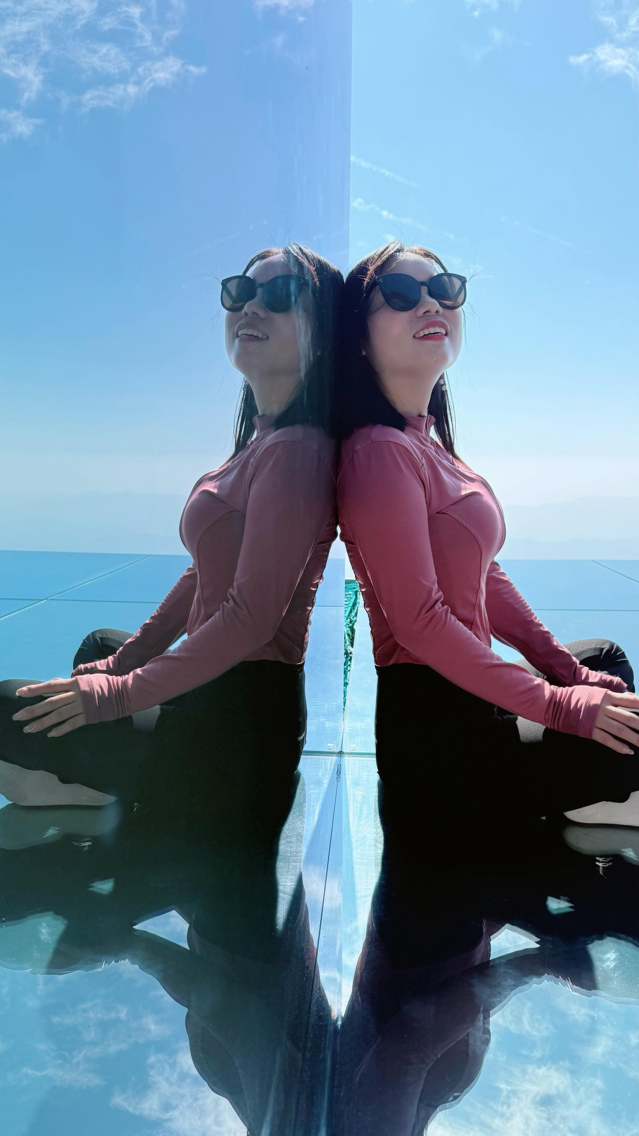 喜欢阳光，喜欢一切让我明媚的人和事物   就是排队费腿