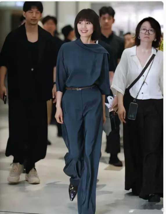 袁泉这气场真不是吹的，妥妥的大女主气场挺拔的身姿笔直的像一颗树，难怪有那么多人喜