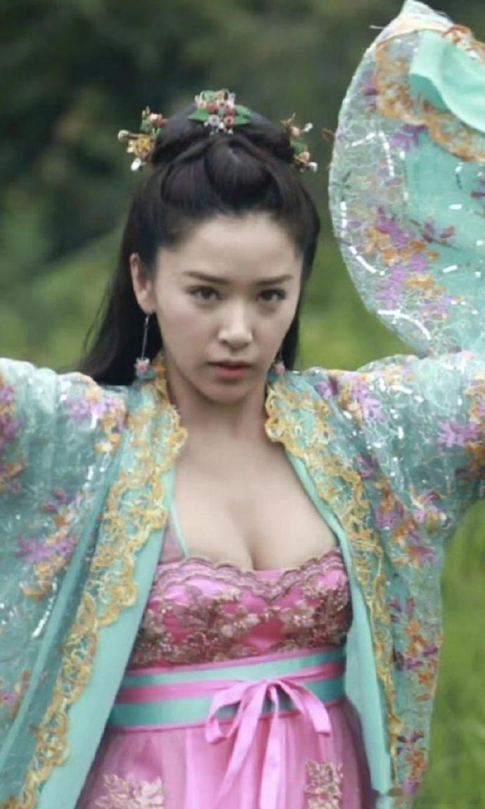 今日偶然翻阅古籍，发现原来古代人在穿着方面竟如此大胆，其服饰风格与搭配之独特令人