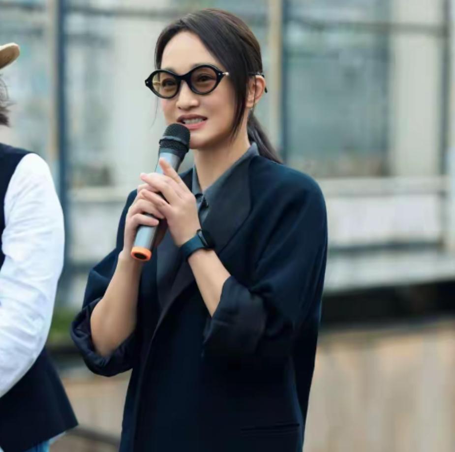 周迅进组拍新电影，导演是陈可辛，男主是王骁，王骁站C位很精神娱乐