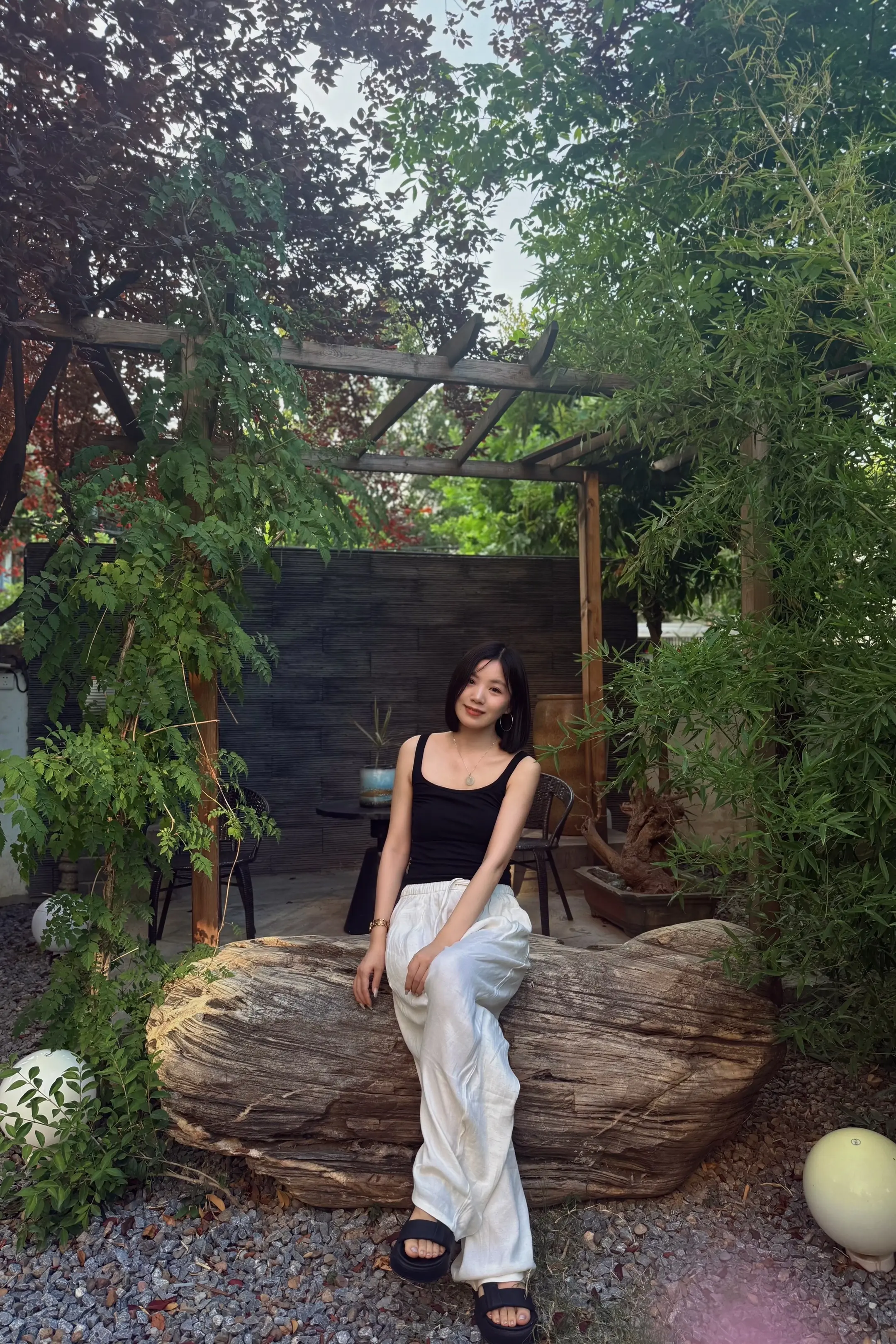 再听一遍女儿情 敬我们的初相识 我爱人间初相见 也敬深情不久远