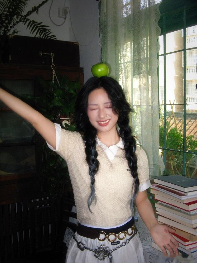 沈月挑染双麻花辫  沈月挑染双麻花辫也是觉得好美好有青春的少女感的呀，这一次全新