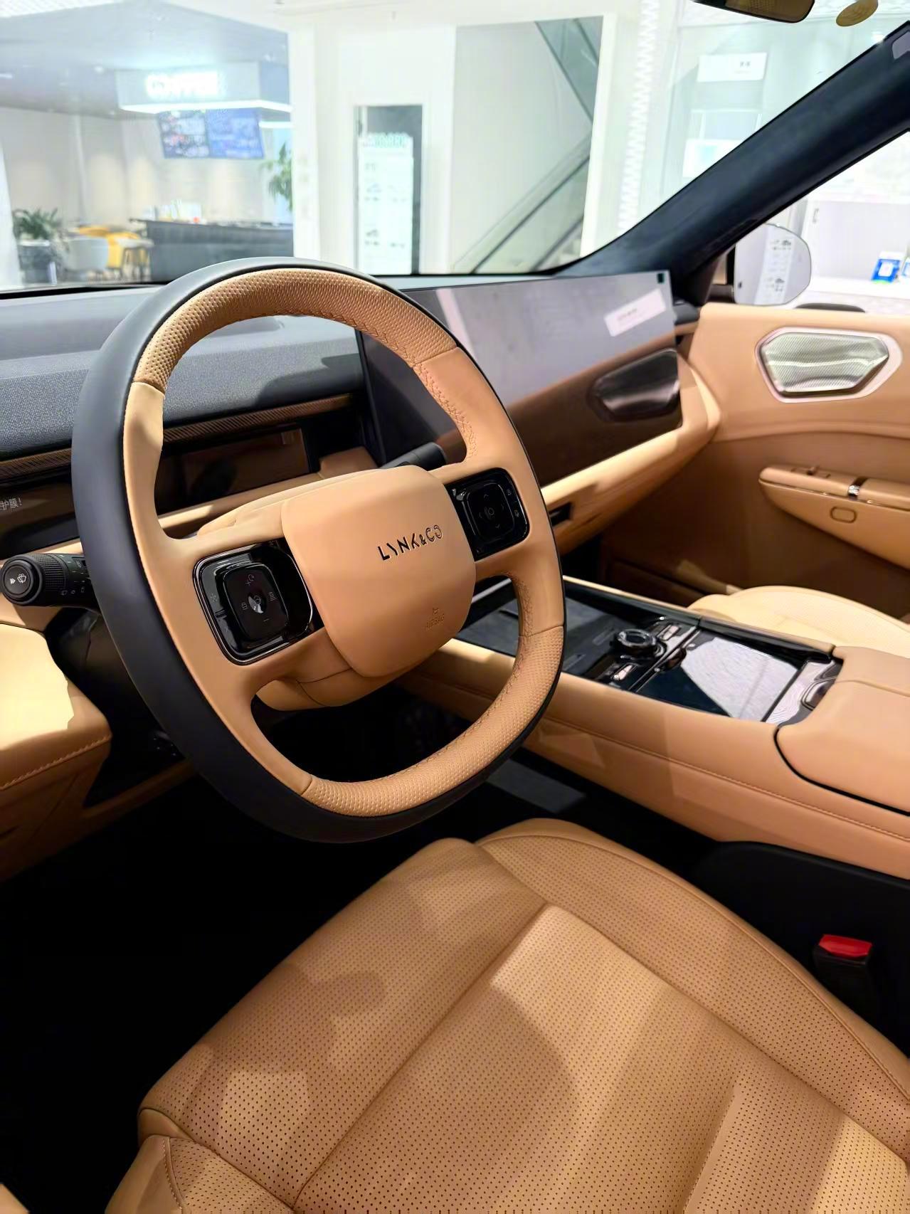SPA Evo架构下的大型五座SUV，后排空间相当奢侈，欧系底盘调校过弯侧倾抑制