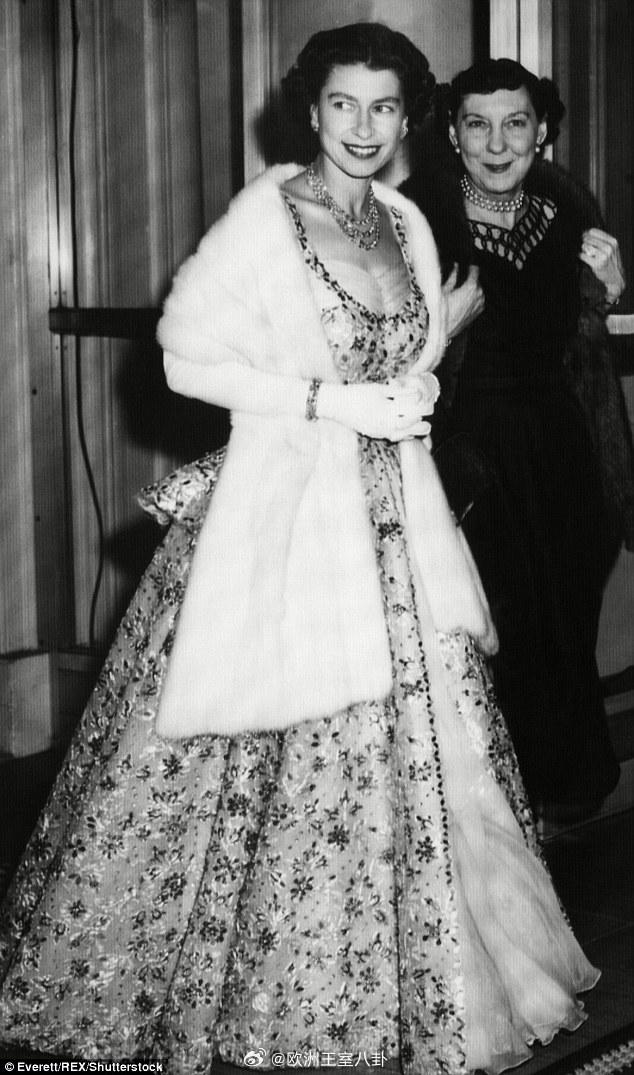 属于已故英女王伊丽莎白二世的绿色吊带礼服，由她早年的御用裁缝Norman Har