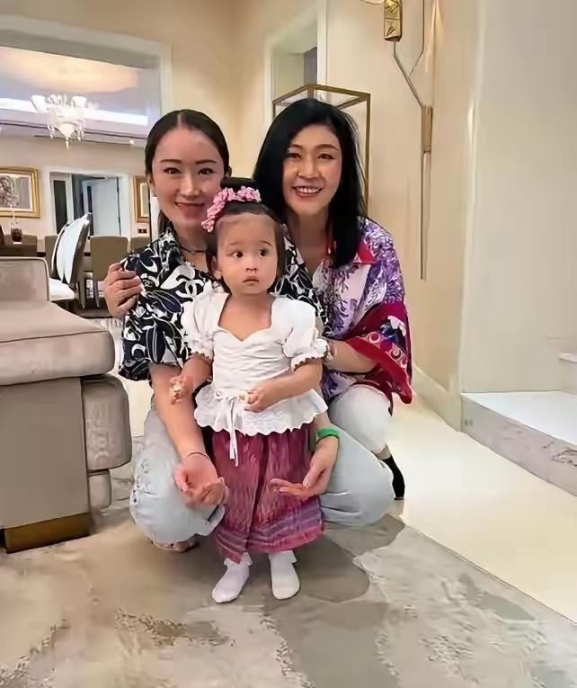 泰国政坛最美姑侄！一个端庄如水，一个明艳如花，谁能真正惊艳到你？